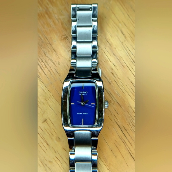 Vintage Casio Quartz watch Stainless Steel case and band. Blue face Silver hands - Picture 6 of 10